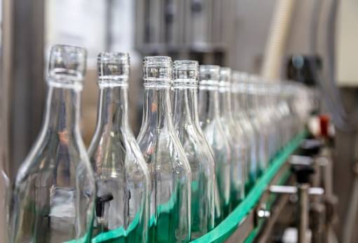 Τα γυάλινα μπουκάλια περιέχουν περισσότερα μικροπλαστικά, προειδοποιούν οι ειδικοί