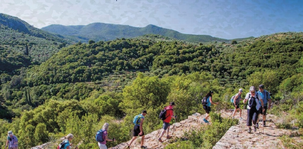 Peloponnese Trails: &Pi;&rho;&omega;&tau;&alpha;&gamma;&omega;&nu;&iota;&sigma;&tau;ή&sigmaf; &sigma;&tau;&eta;&nu; &Pi;&alpha;&nu;&epsilon;&lambda;&lambda;ή&nu;&iota;&alpha; &Sigma;&upsilon;&nu;ά&nu;&tau;&eta;&sigma;&eta; &Mu;&omicron;&nu;&omicron;&pi;&alpha;&tau;&iota;ώ&nu;
