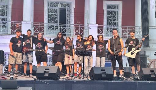 &Omicron;&iota; TAIGETUS &laquo;έ&beta;&alpha;&lambda;&alpha;&nu; &phi;&omega;&tau;&iota;ά&raquo; &sigma;&tau;&eta; &sigma;&kappa;&eta;&nu;ή &tau;&omicron;&upsilon; TRIPolis Rock Fest