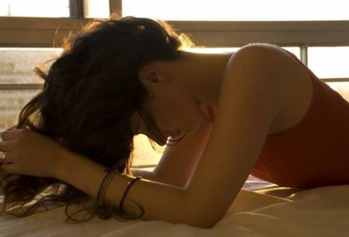 3 πράγματα που δεν πρέπει να κάνεις στα μαλλιά σου πριν πέσεις για ύπνο