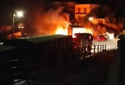 Λαμπάδιασε νταλίκα μέσα στους Βουτιάνους