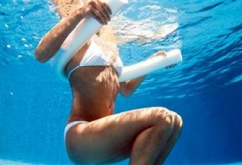 Γυμναστική και στη θάλασσα με πρωτότυπες ασκήσεις μέσα στο νερό