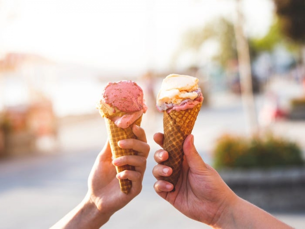 &Tau;&rho;&epsilon;&iota;&sigmaf; &lambda;ό&gamma;&omicron;&iota; &pi;&omicron;&upsilon; &pi;&alpha;&chi;&alpha;ί&nu;&epsilon;&tau;&epsilon; &tau;&omicron; &kappa;&alpha;&lambda;&omicron;&kappa;&alpha;ί&rho;&iota;