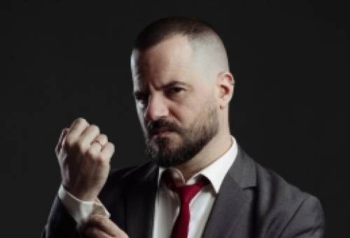 «Incorrect» στο Cinema Center: Ο Mikeius επιστρέφει με αιχμηρό χιούμορ και χωρίς φίλτρα