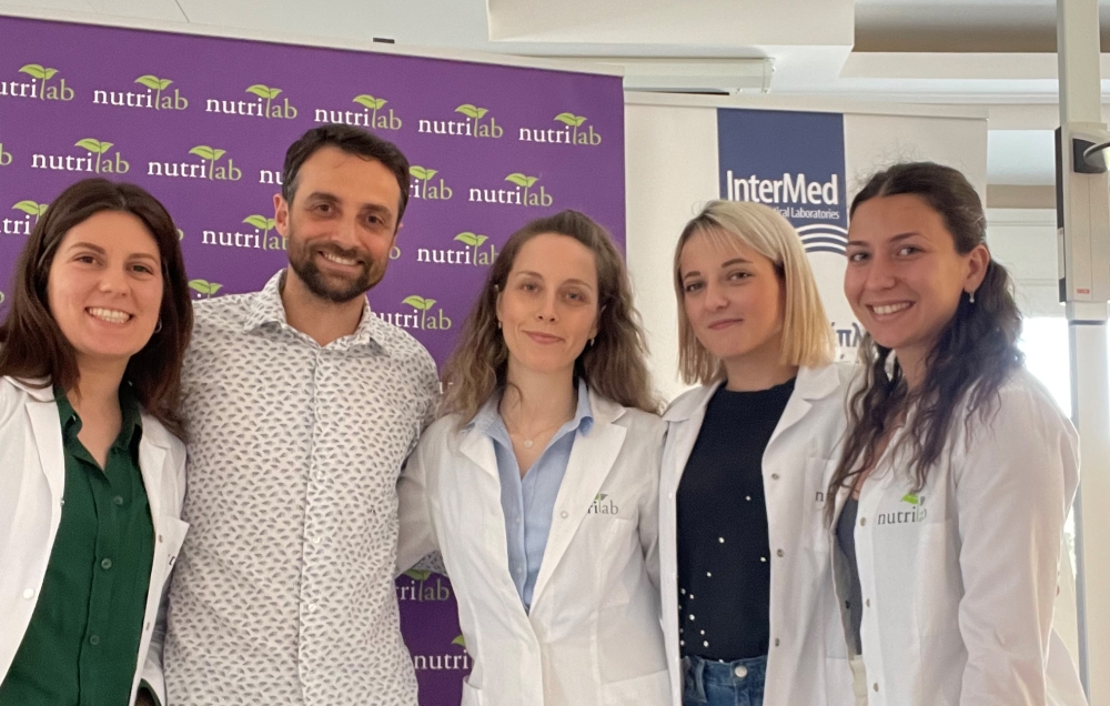 &Omicron; &Delta;&rho;. &Kappa;&omega;&nu;&sigma;&tau;&alpha;&nu;&tau;ί&nu;&omicron;&sigmaf; &Mu;&pi;ά&rho;&delta;&eta;&sigmaf; &kappa;&alpha;&iota; &tau;&omicron; NutriLab &sigma;&epsilon; &sigma;&upsilon;&nu;&epsilon;&rho;&gamma;&alpha;&sigma;ί&alpha; &mu;&epsilon; &phi;&alpha;&rho;&mu;&alpha;&kappa;&omicron;&beta;&iota;&omicron;&mu;&eta;&chi;&alpha;&nu;ί&epsilon;&sigmaf;