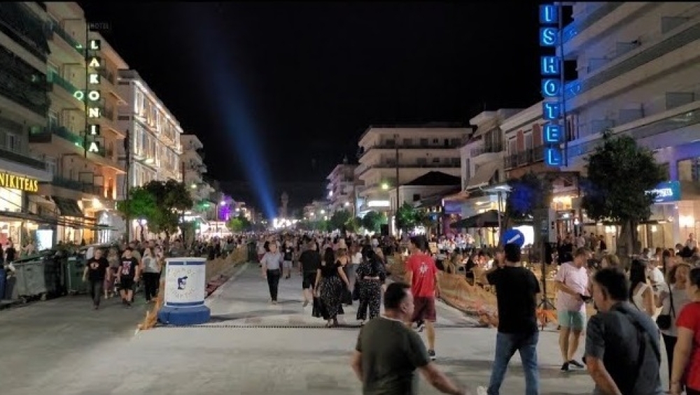 &Kappa;&alpha;&iota; &laquo;&Lambda;&epsilon;&upsilon;&kappa;ή &Nu;ύ&chi;&tau;&alpha;&raquo; &kappa;&alpha;&iota; &laquo;&Alpha;&nu;&omicron;&iota;&chi;&tau;ή &Pi;ό&lambda;&eta;&raquo; &tau;&omicron;&nu; &Alpha;ύ&gamma;&omicron;&upsilon;&sigma;&tau;&omicron; &sigma;&tau;&eta; &Sigma;&pi;ά&rho;&tau;&eta;!