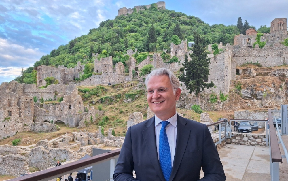 &Omicron; &Mu;&upsilon;&sigma;&tau;&rho;ά&sigmaf; &sigma;&upsilon;&nu;&epsilon;&chi;ί&zeta;&epsilon;&iota; &nu;&alpha; &alpha;&phi;&eta;&gamma;&epsilon;ί&tau;&alpha;&iota; &tau;&eta;&nu; &iota;&sigma;&tau;&omicron;&rho;ί&alpha; &tau;&omicron;&upsilon; &sigma;&tau;&omicron;&nu; &kappa;ό&sigma;&mu;&omicron;