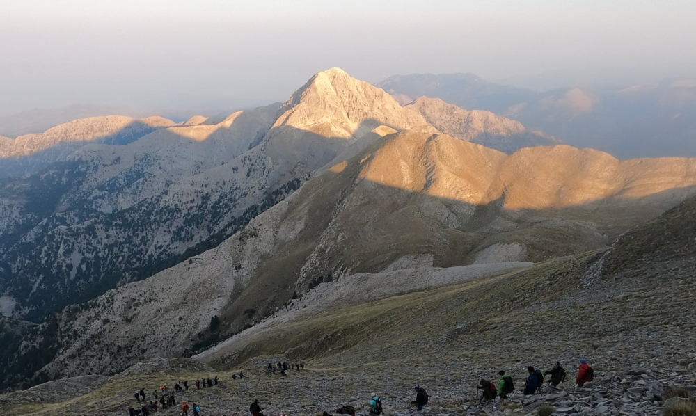 &Omicron;&Eta;&Epsilon; &gamma;&iota;&alpha; &tau;&alpha; &beta;&omicron;&upsilon;&nu;ά: &laquo;&Kappa;&omicron;&sigma;&mu;ή&mu;&alpha;&tau;&alpha; &tau;&eta;&sigmaf; &phi;ύ&sigma;&eta;&sigmaf; &pi;&omicron;&upsilon; &pi;&rho;έ&pi;&epsilon;&iota; &nu;&alpha; &delta;&iota;&alpha;&phi;&upsilon;&lambda;ά&xi;&omicron;&upsilon;&mu;&epsilon;&raquo;