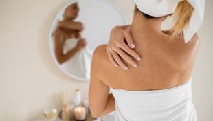 Back acne: 6 &sigma;&upsilon;&mu;&beta;&omicron;&upsilon;&lambda;έ&sigmaf;  &gamma;&iota;&alpha; &pi;&iota;&omicron; &kappa;&alpha;&theta;&alpha;&rho;ή &epsilon;&pi;&iota;&delta;&epsilon;&rho;&mu;ί&delta;&alpha;