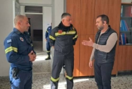 Στο «στρατηγείο» της Πολιτικής Προστασίας Σπάρτης ο Λακωνάρχης της Πυροσβεστικής