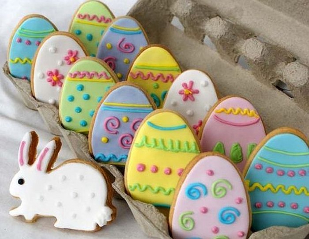 Παρασκευή πασχαλινών μπισκότων με τον Χρ. Βέργαδο στη Βαμβακού