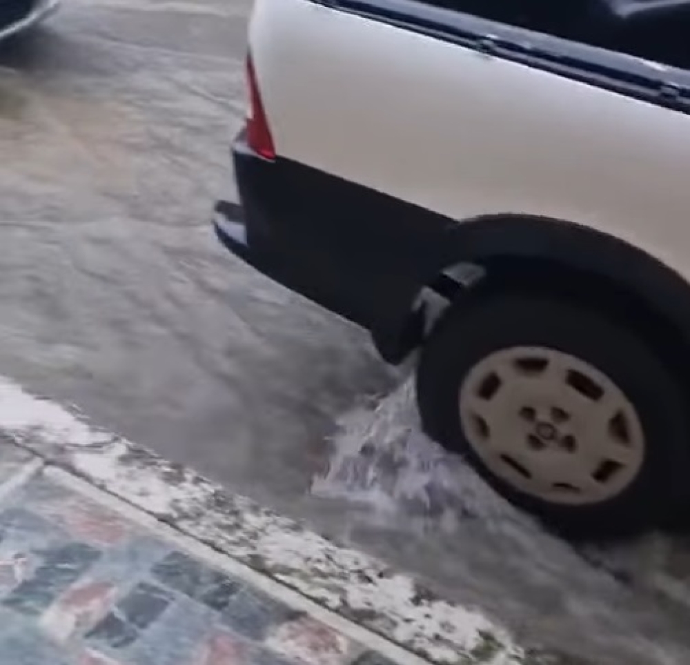 Δρόμοι «λίμνες» στη Σπάρτη από τη βροχή (ΦΩΤΟ)