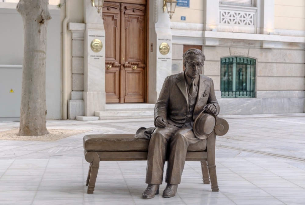 &Omicron; &Kappa;&alpha;&beta;ά&phi;&eta;&sigmaf; &sigma;&epsilon; &pi;&epsilon;&rho;&iota;&mu;έ&nu;&epsilon;&iota; &nu;&alpha; &kappa;&alpha;&theta;ί&sigma;&epsilon;&iota;&sigmaf; &delta;ί&pi;&lambda;&alpha; &tau;&omicron;&upsilon;