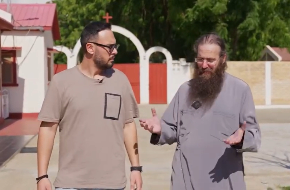 &Iota;&epsilon;&rho;&alpha;&pi;&omicron;&sigma;&tau;&omicron;&lambda;ή &sigma;&tau;&eta; &Mu;&alpha;&delta;&alpha;&gamma;&alpha;&sigma;&kappa;ά&rho;&eta;: &Tau;&alpha;&xi;ί&delta;&iota; &mu;&epsilon; &laquo;&sigma;&upsilon;&nu;&omicron;&delta;&eta;&gamma;ό&raquo; &tau;&omicron;&nu; &Epsilon;&pi;ί&sigma;&kappa;&omicron;&pi;&omicron; &Pi;&rho;ό&delta;&rho;&omicron;&mu;&omicron;