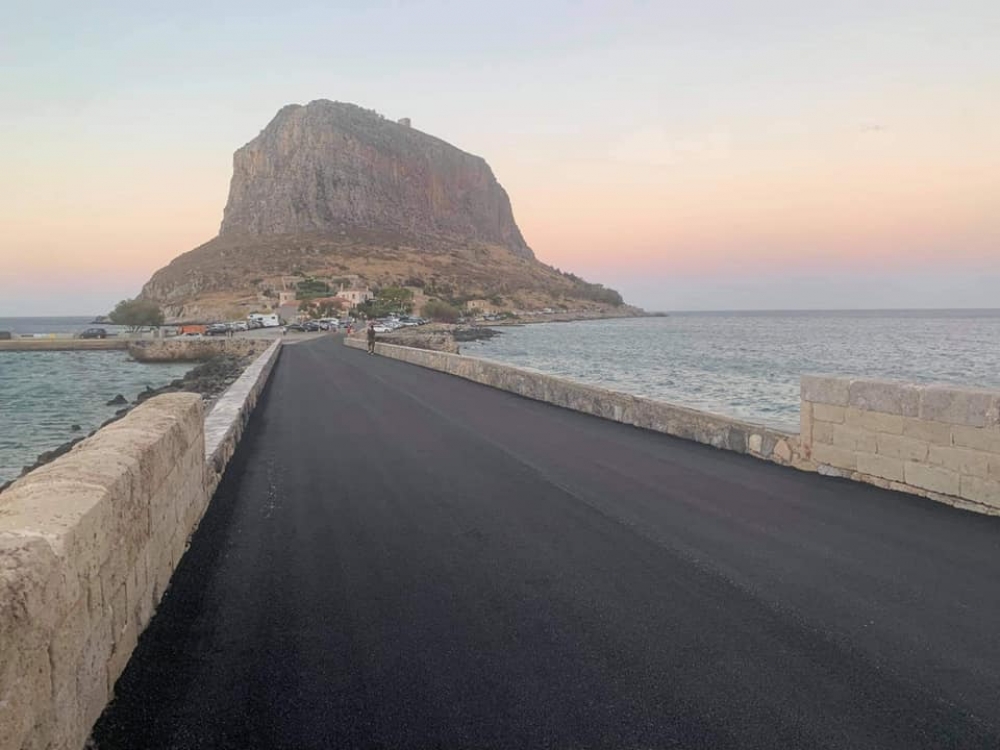 Ασφαλτοστρώσεις  στη Μονεμβασία από την ΠΕ Λακωνίας