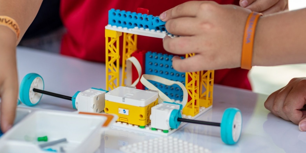 &Rho;&omicron;&mu;&pi;&omicron;&tau;&iota;&kappa;ή &gamma;&iota;&alpha; &pi;&alpha;&iota;&delta;&iota;ά &kappa;&alpha;&iota;  3D &epsilon;&kappa;&tau;ύ&pi;&omega;&sigma;&eta; &gamma;&iota;&alpha; ό&lambda;&omicron;&upsilon;&sigmaf; &sigma;&tau;&eta; &Beta;&alpha;&mu;&beta;&alpha;&kappa;&omicron;ύ