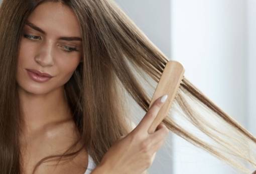 Σγουρά μαλλιά: 5 Τips για να προλάβεις το φριζάρισμα στα γιορτινά χτενίσματά σου