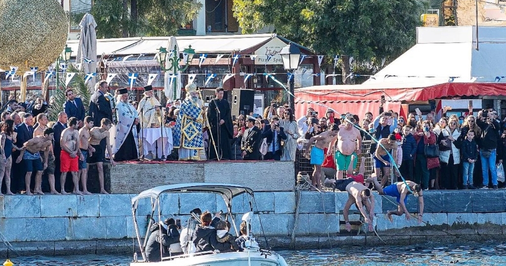 &Tau;&alpha; &Phi;ώ&tau;&alpha; &kappa;&alpha;&iota; &omicron; &phi;&omega;&tau;&iota;&sigma;&mu;ό&sigmaf; &sigma;&tau;&eta; &Lambda;&alpha;&kappa;&omega;&nu;ί&alpha;