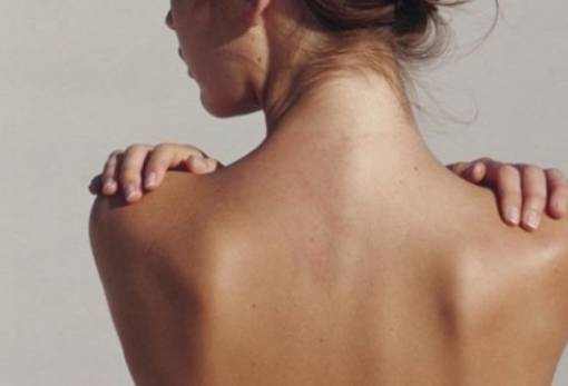 Τα λάθη που κάνεις και βγάζεις σπυράκια στην πλάτη