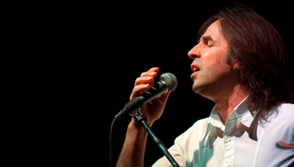 Ο Β. Λέκκας τραγουδάει στην κεντρική πλατεία Σπάρτης!