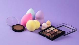 4 &lambda;ό&gamma;&omicron;&iota; &nu;&alpha; &epsilon;&pi;&iota;&lambda;έ&xi;&epsilon;&iota;&sigmaf; beautyblender &alpha;&nu;&tau;ί &gamma;&iota;&alpha; &pi;&iota;&nu;έ&lambda;&omicron; ό&tau;&alpha;&nu; &beta;ά&zeta;&epsilon;&iota;&sigmaf; foundation