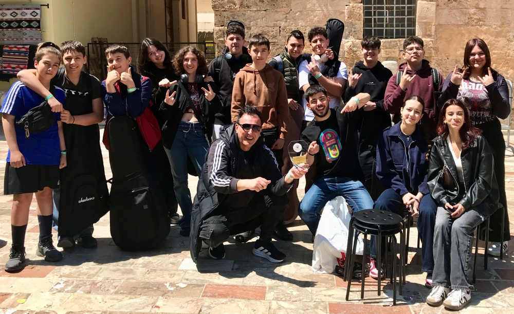 &Tau;&omicron; &Mu;&omicron;&upsilon;&sigma;&iota;&kappa;ό &Sigma;&chi;&omicron;&lambda;&epsilon;ί&omicron; &Sigma;&pi;ά&rho;&tau;&eta;&sigmaf; ...&alpha;&nu;έ&beta;&alpha;&sigma;&epsilon; &tau;&alpha; &nu;&tau;&epsilon;&sigma;&iota;&mu;&pi;έ&lambda; &sigma;&tau;&omicron; &Nu;&alpha;ύ&pi;&lambda;&iota;&omicron;