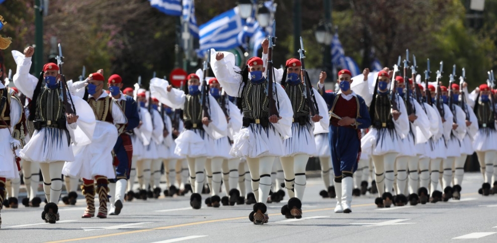 Ρίγη συγκίνησης και εθνική υπερηφάνεια σκόρπισαν οι Εύζωνες
