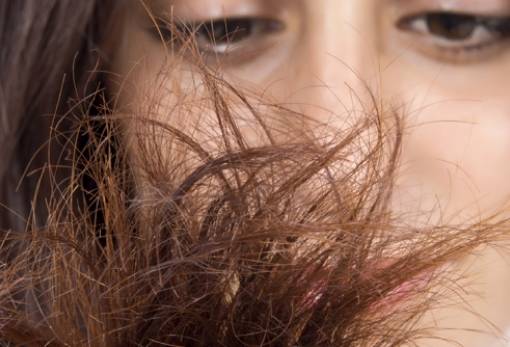 Έχεις ψαλίδα στα μαλλιά; 6 tips για να απαλλαγείς από αυτήν μια για πάντα