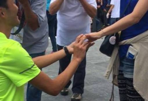 Δύο στιγμές σε μία: Πρόταση γάμου στον τερματισμό!