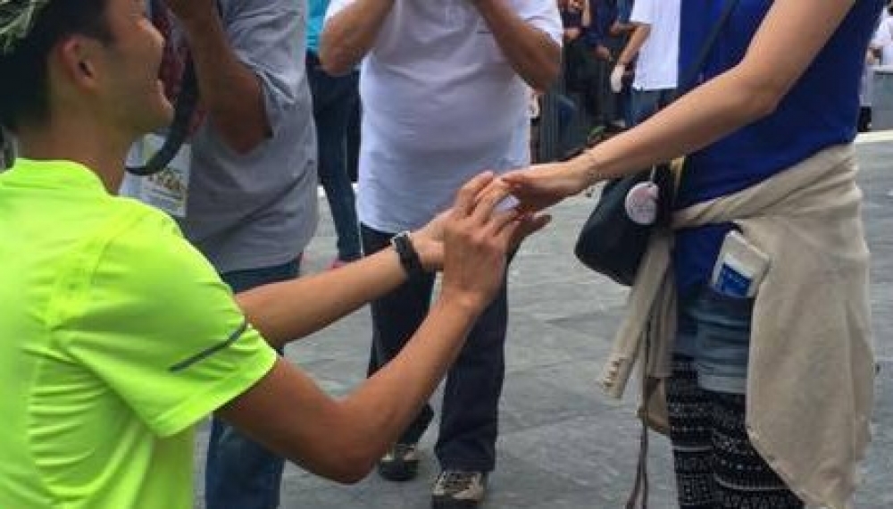 &Delta;ύ&omicron; &sigma;&tau;&iota;&gamma;&mu;έ&sigmaf; &sigma;&epsilon; &mu;ί&alpha;: &Pi;&rho;ό&tau;&alpha;&sigma;&eta; &gamma;ά&mu;&omicron;&upsilon; &sigma;&tau;&omicron;&nu; &tau;&epsilon;&rho;&mu;&alpha;&tau;&iota;&sigma;&mu;ό!