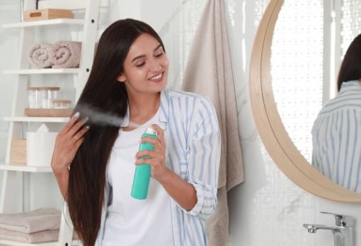 3 tips που ίσως δεν ήξερες με τη λακ μαλλιών