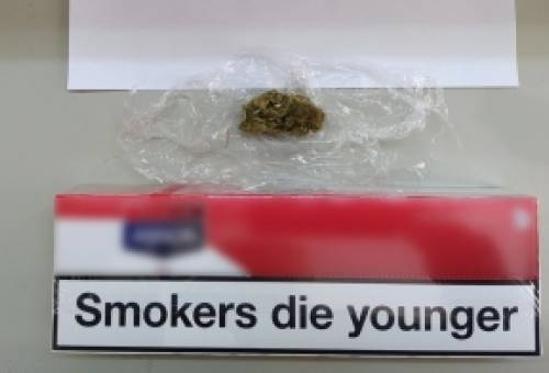 Τον τσάκωσαν με κάνναβη και λαθραία τσιγάρα