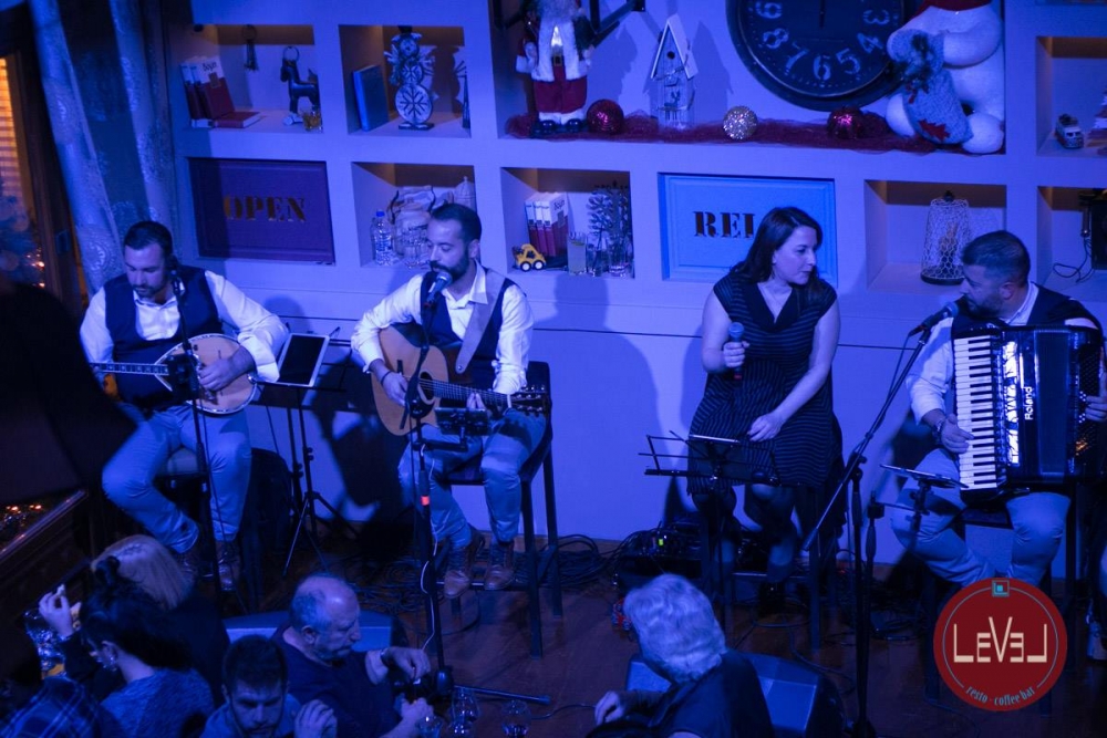 &laquo;Ό&lambda;&alpha; &tau;&rho;&iota;&gamma;ύ&rho;&omega; &alpha;&lambda;&lambda;&alpha;..&Zeta;&omicron;&upsilon;&nu;&raquo;-Christmas edition &mu;&epsilon; &Eta;&lambda;. &Kappa;&alpha;&pi;&pi;ά&kappa;&omicron; &sigma;&tau;&omicron; Level!