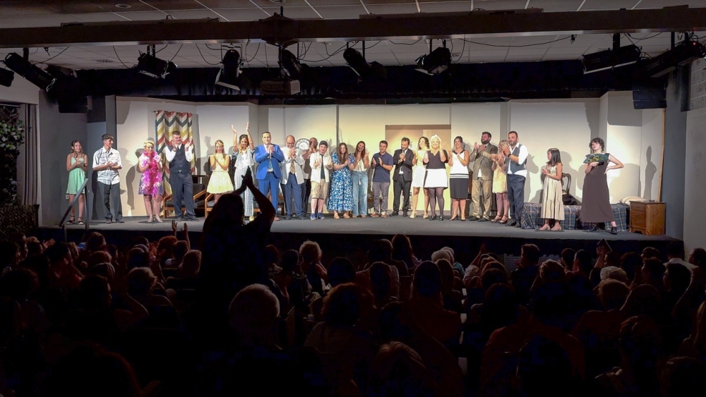 &laquo;&Gamma;&alpha;&mu;&pi;&rho;&omicron;ί&hellip; &alpha;&pi;&rsquo; &tau;&omicron; &pi;&alpha;&rho;ά&theta;&upsilon;&rho;&omicron;&raquo;: &Eta; &epsilon;&upsilon;&rho;&eta;&mu;&alpha;&tau;&iota;&kappa;ή &pi;&alpha;&rho;ά&sigma;&tau;&alpha;&sigma;&eta; &tau;&eta;&sigmaf; &Epsilon;&Theta;&Omicron;&Alpha;&Mu;