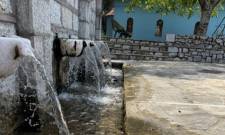 &Sigma;&epsilon; &tau;&rho;&omicron;&chi;&iota;ά &delta;&iota;&alpha;&lambda;ό&gamma;&omicron;&upsilon; &eta; &delta;&epsilon;&xi;&alpha;&mu;&epsilon;&nu;ή &nu;&epsilon;&rho;&omicron;ύ &sigma;&tau;&alpha; &Beta;&rho;έ&sigma;&theta;&epsilon;&nu;&alpha;