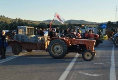 Μπλόκο στην ΕΟ Σπάρτης-Γυθείου: Συμβολικός αποκλεισμός από αγρότες