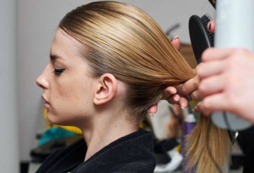 Λάθη που κάνεις στα μαλλιά σου σύμφωνα με τον hairstylist του Hollywood