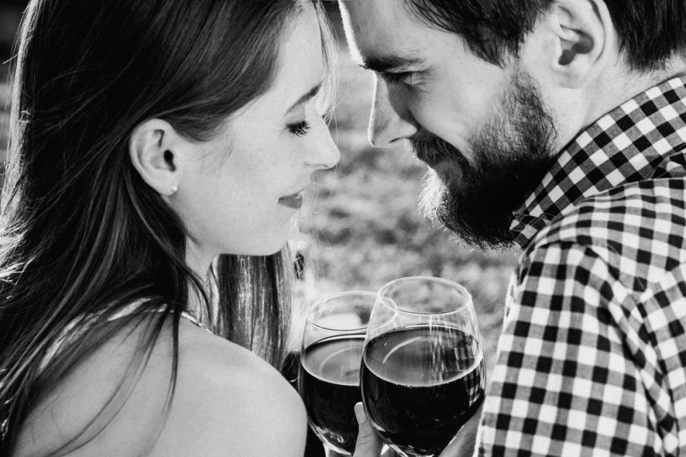 Tolyamory: &Eta; &nu;έ&alpha; &laquo;&gamma;&kappa;&rho;ί&zeta;&alpha; &zeta;ώ&nu;&eta;&raquo; &sigma;&tau;&iota;&sigmaf; &sigma;&chi;έ&sigma;&epsilon;&iota;&sigmaf; &pi;&omicron;&upsilon; &pi;&rho;&omicron;&kappa;&alpha;&lambda;&epsilon;ί &sigma;&upsilon;&zeta;&eta;&tau;ή&sigma;&epsilon;&iota;&sigmaf;