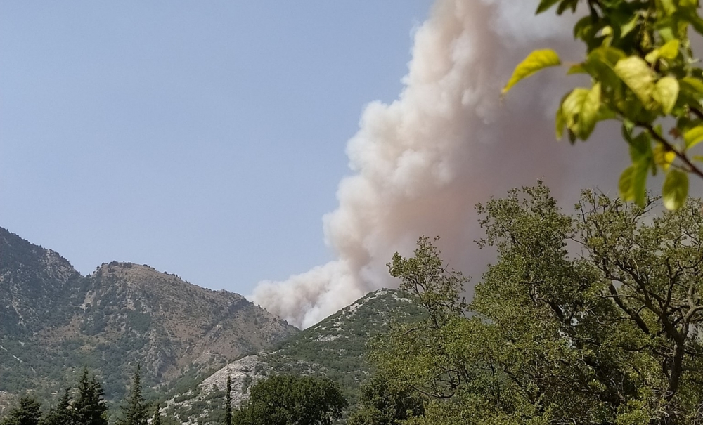 Φουντώνει το μέτωπο της πυρκαγιάς στη Μάνη