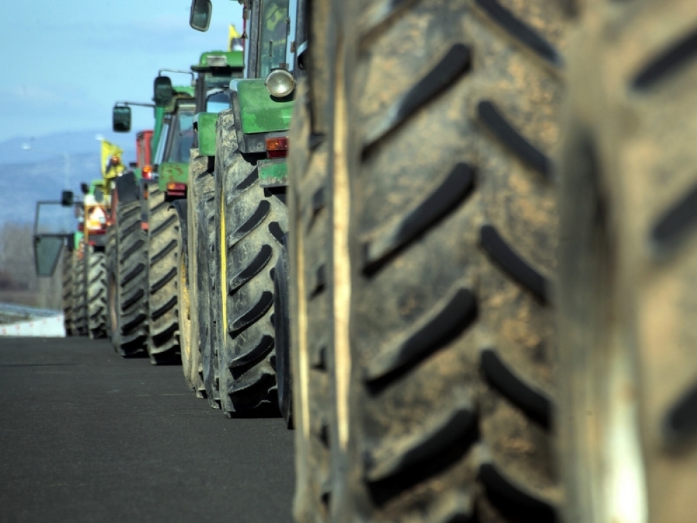 &Mu;&epsilon; &tau;&alpha; &tau;&rho;&alpha;&kappa;&tau;έ&rho; &sigma;&tau;&omicron;&upsilon;&sigmaf; &delta;&rho;ό&mu;&omicron;&upsilon;&sigmaf; &omicron;&iota; &alpha;&gamma;&rho;ό&tau;&epsilon;&sigmaf; &tau;&eta;&sigmaf; &Pi;&epsilon;&lambda;&omicron;&pi;&omicron;&nu;&nu;ή&sigma;&omicron;&upsilon; &sigma;&tau;&eta;&nu; &Tau;&rho;ί&pi;&omicron;&lambda;&eta;