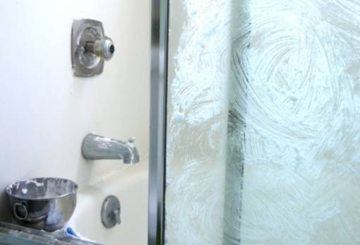 Πώς θα καθαρίσεις τα άλατα από τα τζάμια της ντουζιέρας