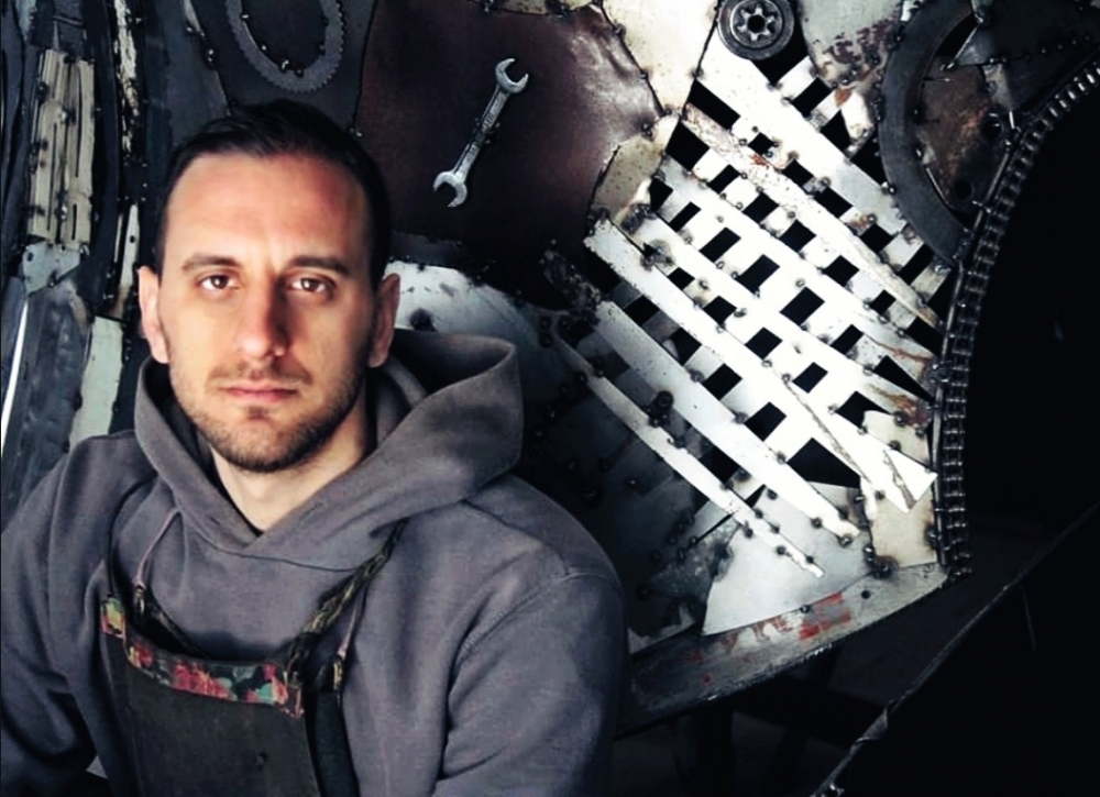 &laquo;&Mu;&epsilon; &epsilon;&nu;&theta;&omicron;&upsilon;&sigma;&iota;ά&zeta;&epsilon;&iota; ό&tau;&iota; &mu;&pi;&omicron;&rho;ώ &nu;&alpha; &delta;ώ&sigma;&omega; &pi;&lambda;&alpha;&sigma;&tau;&iota;&kappa;ό&tau;&eta;&tau;&alpha; &sigma;&epsilon; έ&nu;&alpha; &sigma;&kappa;&lambda;&eta;&rho;ό, &psi;&upsilon;&chi;&rho;ό &kappa;&alpha;&iota; &delta;&iota;&alpha;&beta;&rho;&omega;&mu;έ&nu;&omicron; &upsilon;&lambda;&iota;&kappa;ό.&raquo;