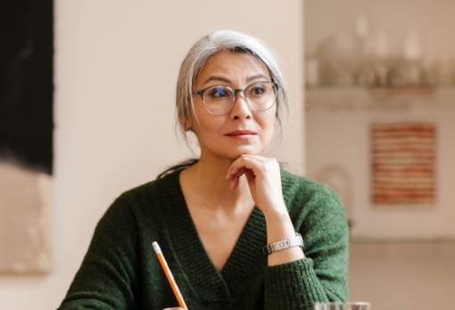 Τα γκρίζα μαλλιά δεν είναι μόνο θέμα ηλικίας