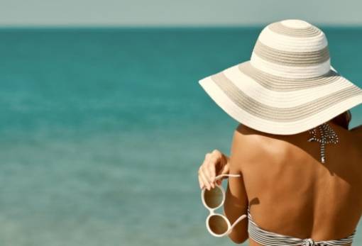 Καλοκαιρινό μαύρισμα: Οι κίνδυνοι και τα οφέλη του ήλιου