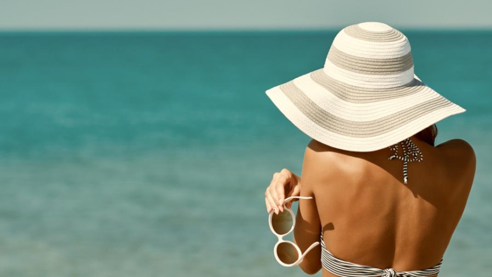 &Kappa;&alpha;&lambda;&omicron;&kappa;&alpha;&iota;&rho;&iota;&nu;ό &mu;&alpha;ύ&rho;&iota;&sigma;&mu;&alpha;: &Omicron;&iota; &kappa;ί&nu;&delta;&upsilon;&nu;&omicron;&iota; &kappa;&alpha;&iota; &tau;&alpha; &omicron;&phi;έ&lambda;&eta; &tau;&omicron;&upsilon; ή&lambda;&iota;&omicron;&upsilon;