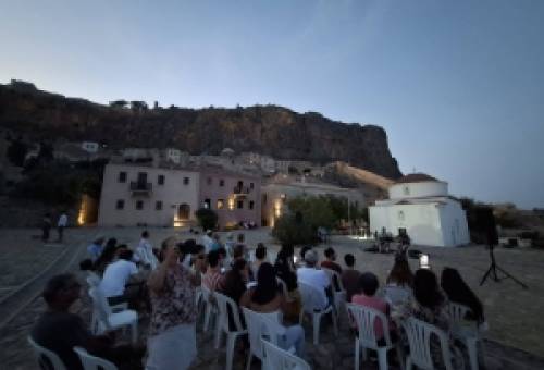 Μελωδίες τριών χωρών «έσμιξαν» στον βράχο της Μονεμβασιάς
