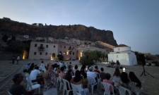 &Mu;&epsilon;&lambda;&omega;&delta;ί&epsilon;&sigmaf; &tau;&rho;&iota;ώ&nu; &chi;&omega;&rho;ώ&nu; &laquo;έ&sigma;&mu;&iota;&xi;&alpha;&nu;&raquo; &sigma;&tau;&omicron;&nu; &beta;&rho;ά&chi;&omicron; &tau;&eta;&sigmaf; &Mu;&omicron;&nu;&epsilon;&mu;&beta;&alpha;&sigma;&iota;ά&sigmaf;