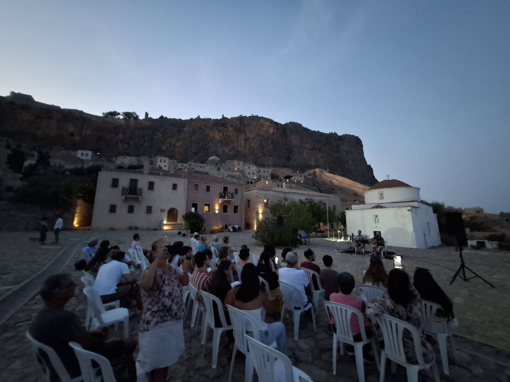 &Mu;&epsilon;&lambda;&omega;&delta;ί&epsilon;&sigmaf; &tau;&rho;&iota;ώ&nu; &chi;&omega;&rho;ώ&nu; &laquo;έ&sigma;&mu;&iota;&xi;&alpha;&nu;&raquo; &sigma;&tau;&omicron;&nu; &beta;&rho;ά&chi;&omicron; &tau;&eta;&sigmaf; &Mu;&omicron;&nu;&epsilon;&mu;&beta;&alpha;&sigma;&iota;ά&sigmaf;