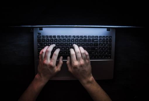 Όταν το μίσος στο διαδίκτυο περνά τα όρια του νόμου