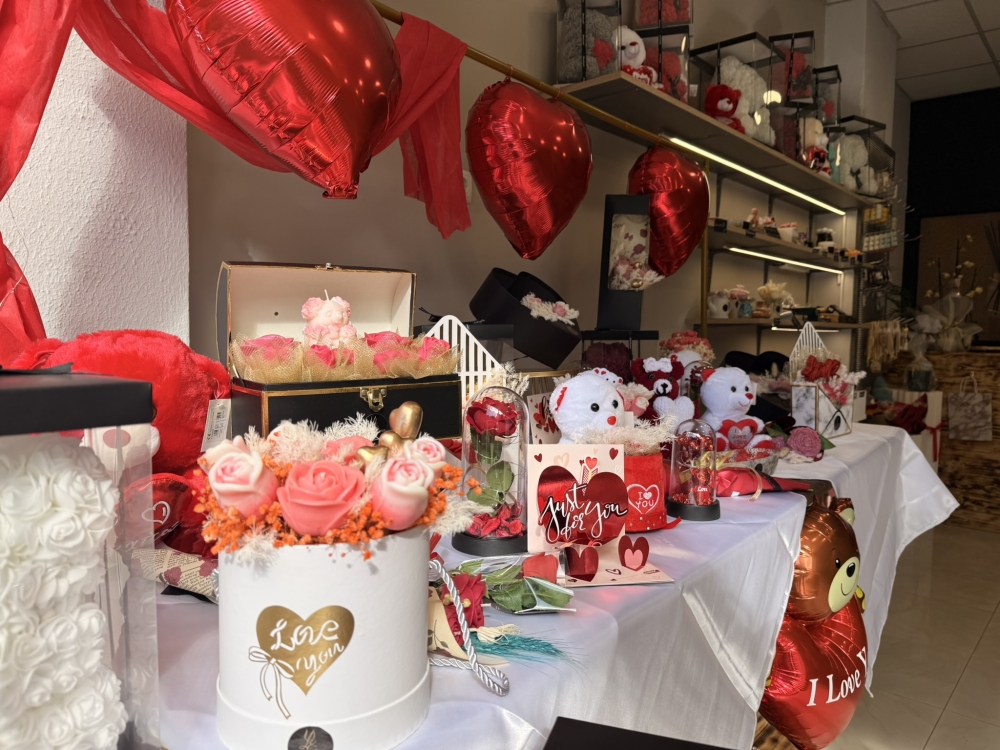 Louvi &Eacute;clat: &Tau;&omicron; &delta;ώ&rho;&omicron; &pi;&omicron;&upsilon; &alpha;&nu;ά&beta;&epsilon;&iota; &tau;&eta; &sigma;&tau;&iota;&gamma;&mu;ή &gamma;&iota;&alpha; &tau;&omicron;&nu; Ά&gamma;&iota;&omicron; &Beta;&alpha;&lambda;&epsilon;&nu;&tau;ί&nu;&omicron;